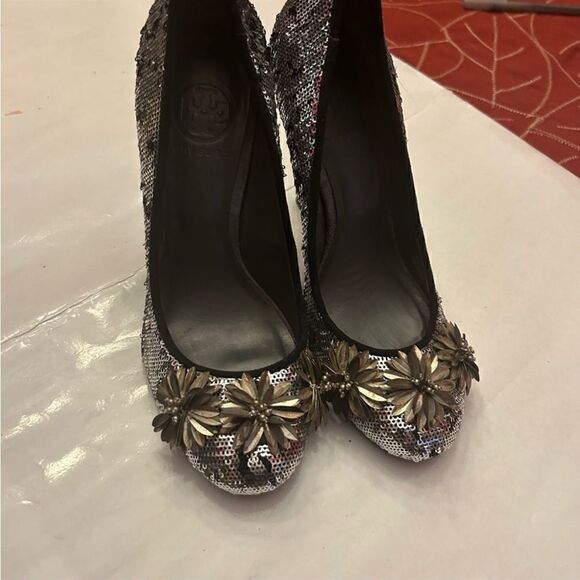 TORY BURCH Silver Sequin Embellished Pumps Size 7.5 - Picture 8 of 15